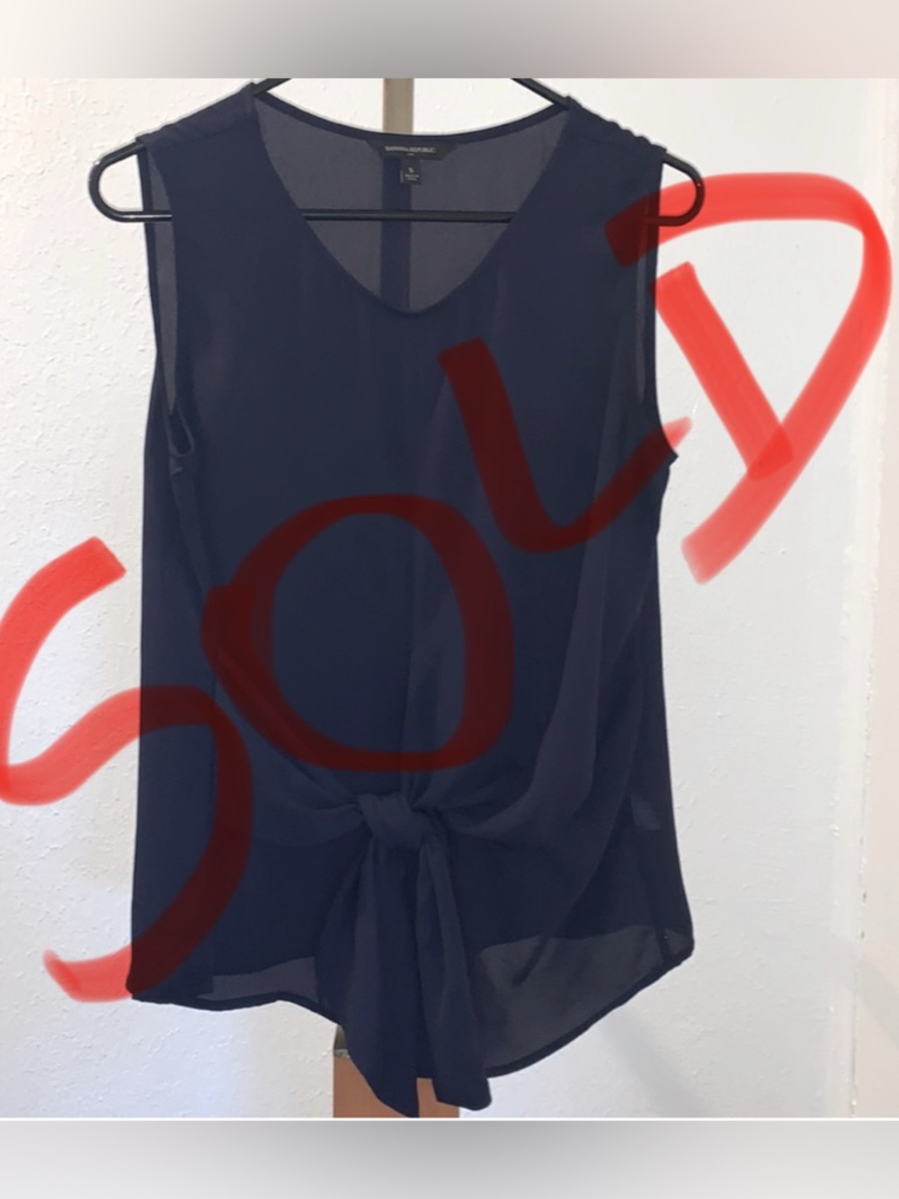 💥 Banana Republic sleeveless top with knot on front side